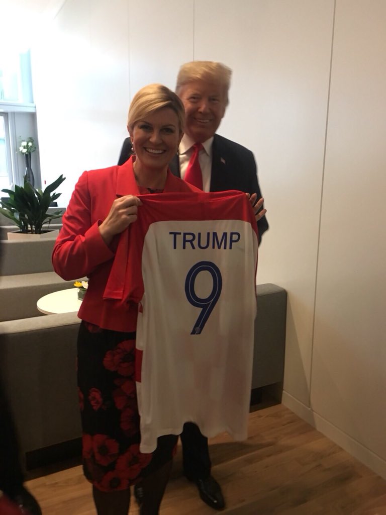 Presidente do sexo feminino croata envia Camisolas para Theresa Mary May